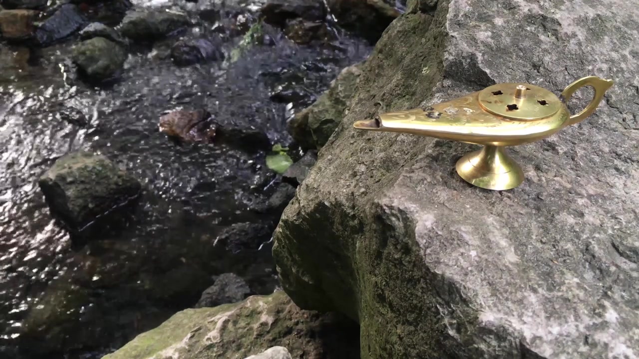 Lâmpada do Gênio junto a um riacho fluindo