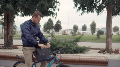 man preparing to ride bike in the city