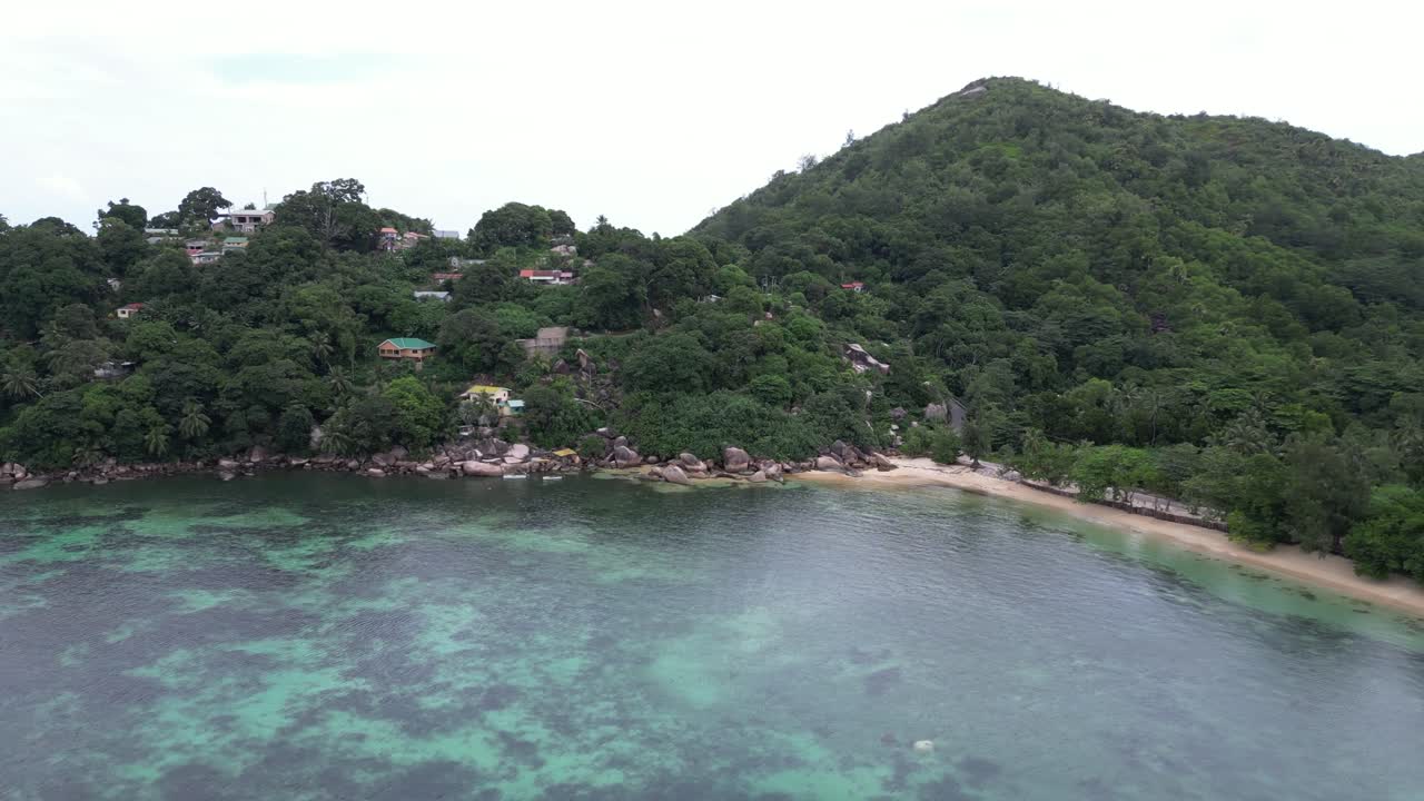 vista aérea de la playa de una isla tropical