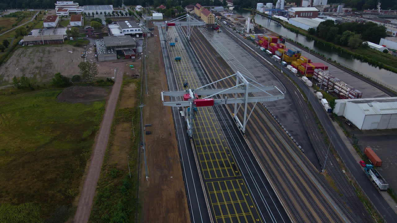vista aérea de la grúa del puerto de contenedores en el patio vacío