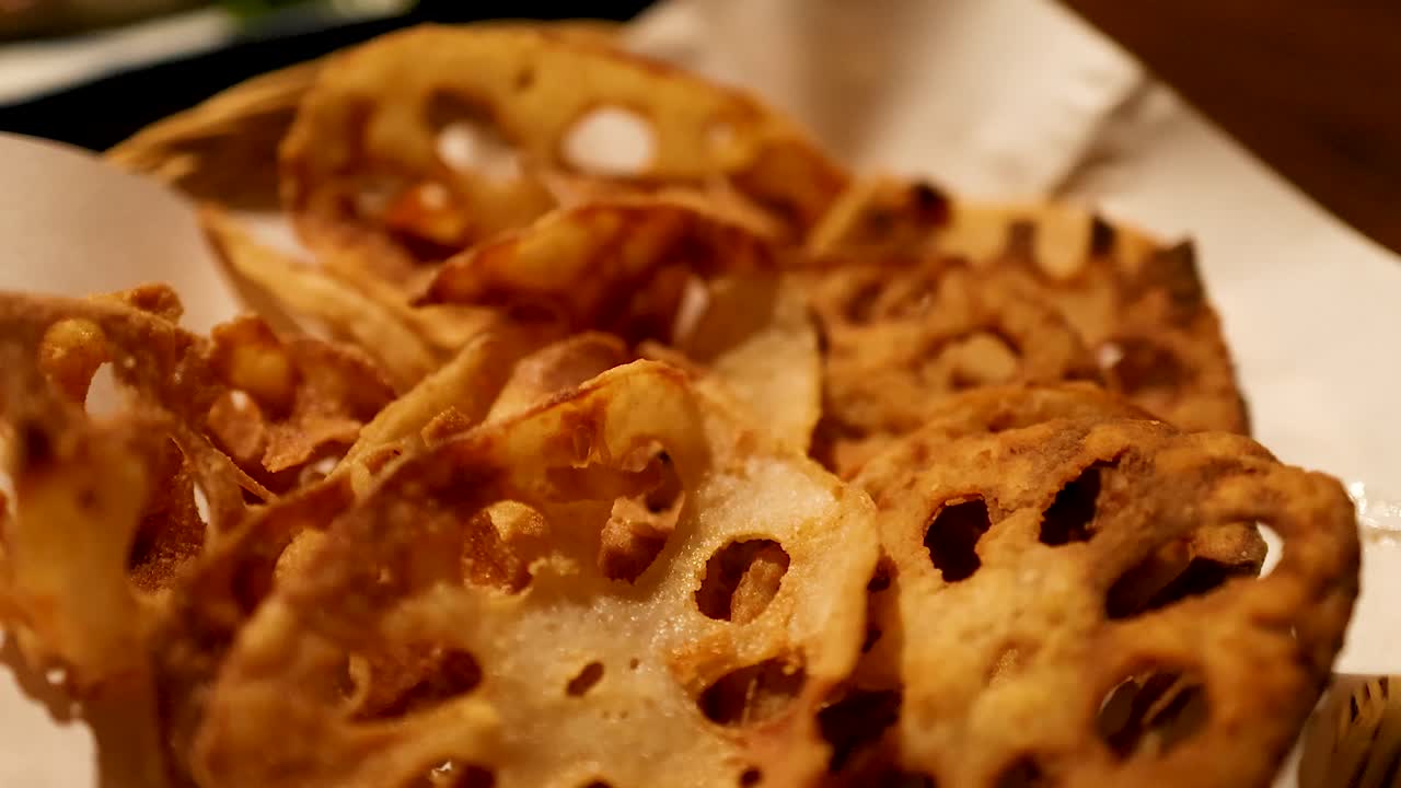 그릴 된 물고기 와 한  을 전시 하고 있다