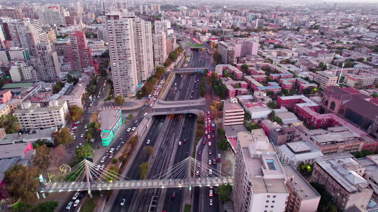 vista aérea del centro de santiago hufanos, puente de la autopista central durante la hora punta, chile