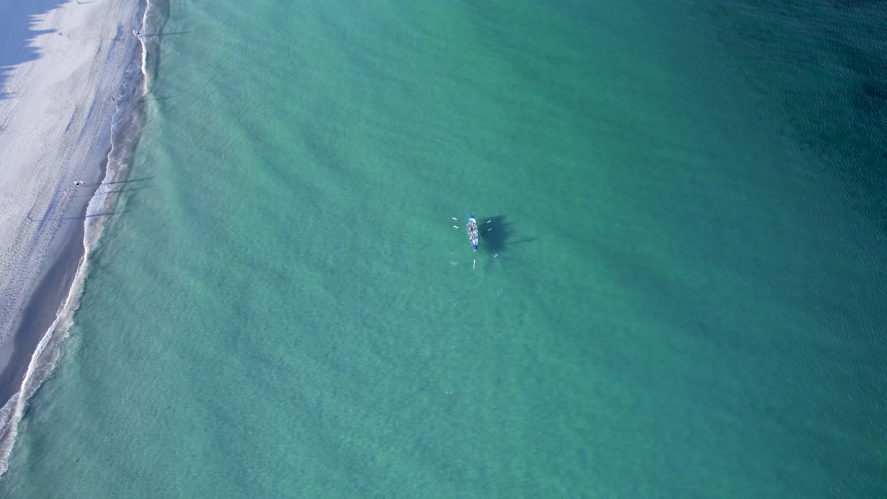 해안 을 따라 항해 하는 서프 생명을 구하는 보트 의 공중 촬영