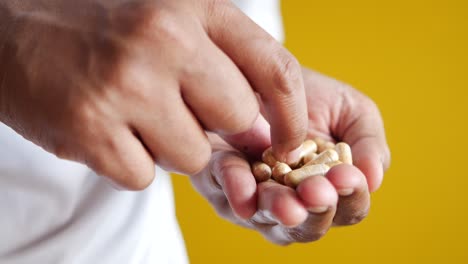 nehmen sie eine kräuterkapsel mit der hand,