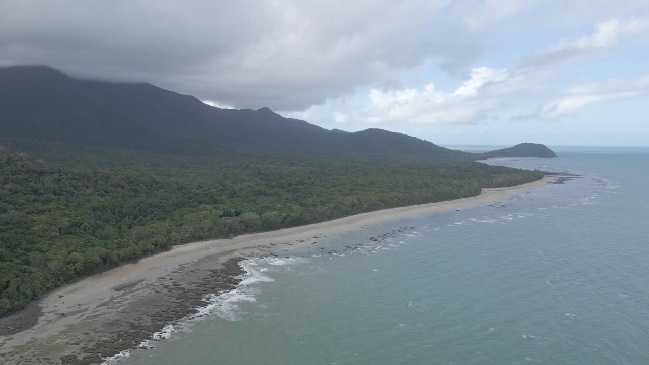cielo nublado sobre el parque nacional daintree en el norte de queensland, australia