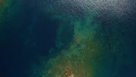 Orilla-Rocosa-Cerca-Del-Mar-Azul-Profundo