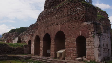 Eine-Steinmauer-Hinter-Dem-Alten-Gymnasium-In-Sardes