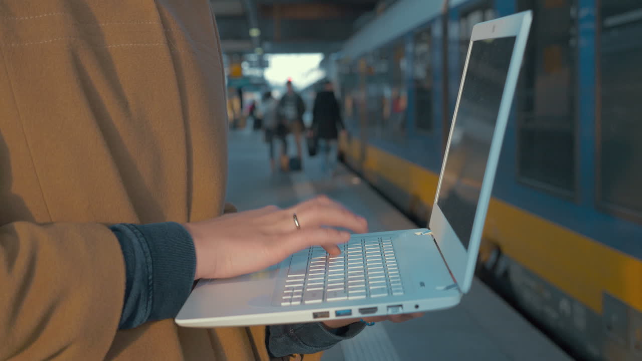 역에서 열차에서 노트북을 사용하는 여자