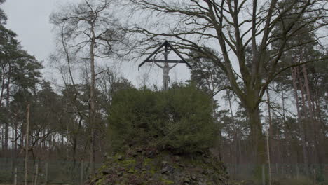 Estática-De-ángulo-Bajo-De-La-Estatua-De-Jesucristo-En-El-Cementerio