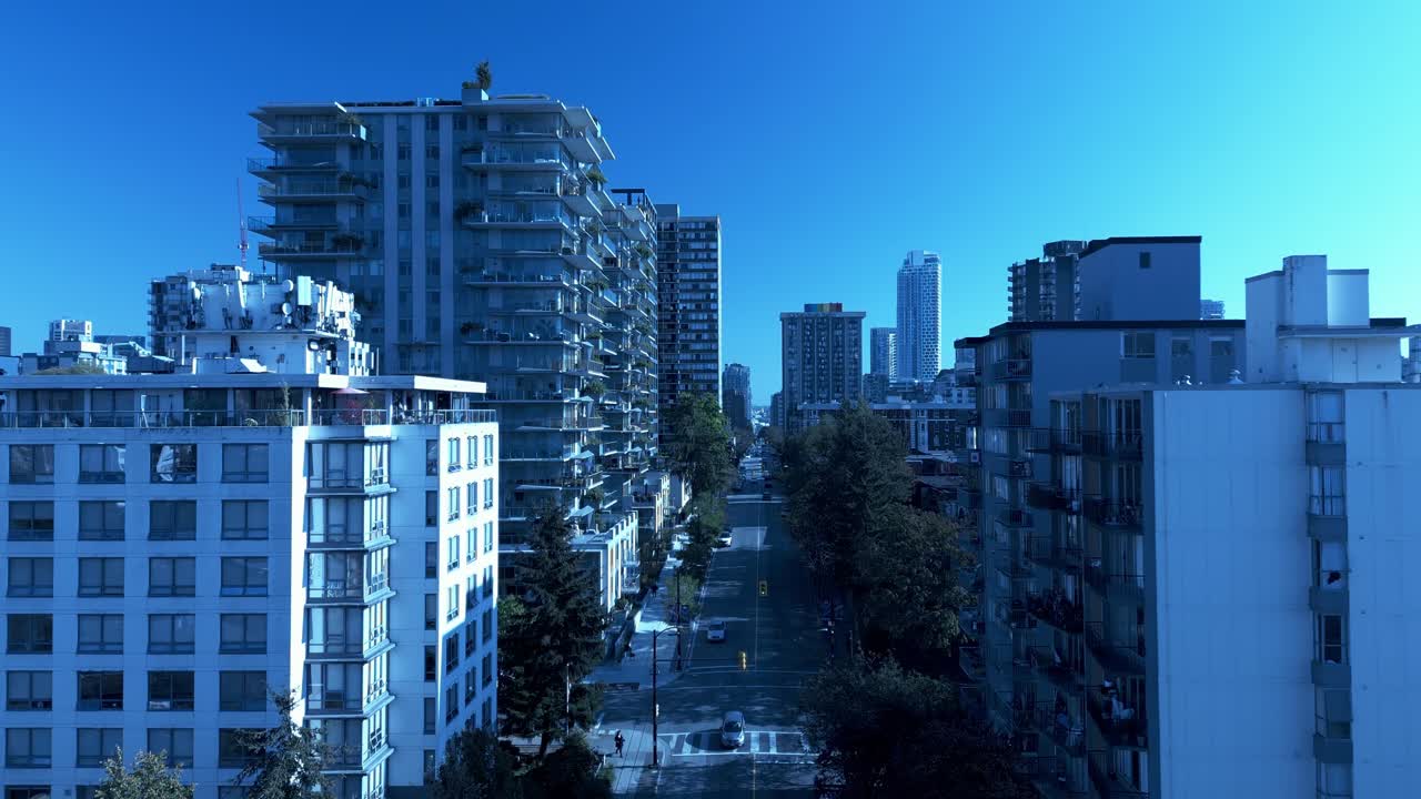 davie st up the hill drone 4k flight to nicola to bringon birds top view 아파트 건물의 포스트 모던 주거 건축에서 콘도미니엄까지 화창한 여름날 단풍