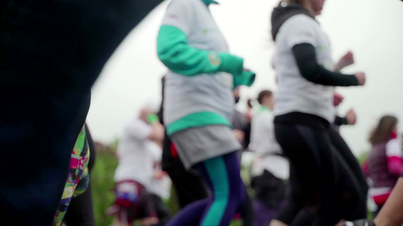 길거리에서 달리는 운동선수, 도시 마라톤, 인식할 수 없는 얼굴, 개념 건강한 라이프 스타일 루프