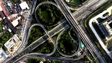 vista de arriba de la autopista, el tráfico vial es una infraestructura importante