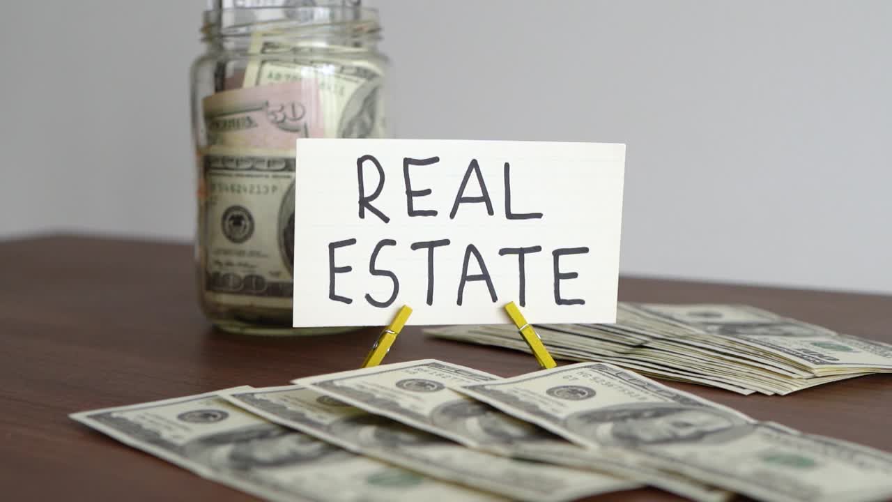 concepto de ahorrar dinero para invertir en el mercado inmobiliario