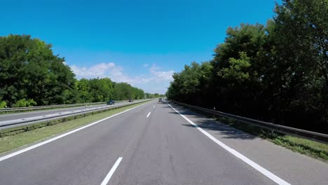 Timelapse-Coche-Conduciendo-Por-La-Autopista