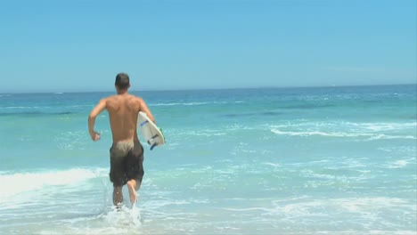 el hombre surfando.