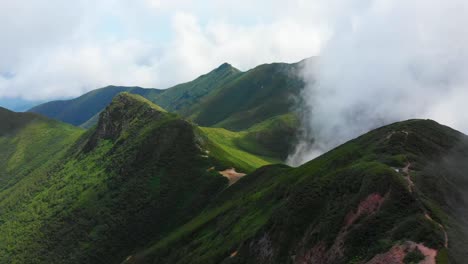 Wunderschöne-Grüne-Bergkette-Mit-Dramatischen-Wolken