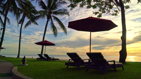 Regenschirm-Mit-Stuhl-Mit-Seestrandhintergrund-Und-Sonnenaufgang-Am-Morgen---Urlaubs--Und-Urlaubskonzept