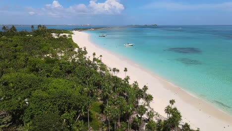 Arena-Clara,-Agua-Turquesa-Y-Un-Cielo-Increíble-En-Rose-Island,-Bahamas.