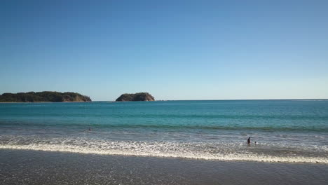 hermosa playa tropical y océano azul reluciente