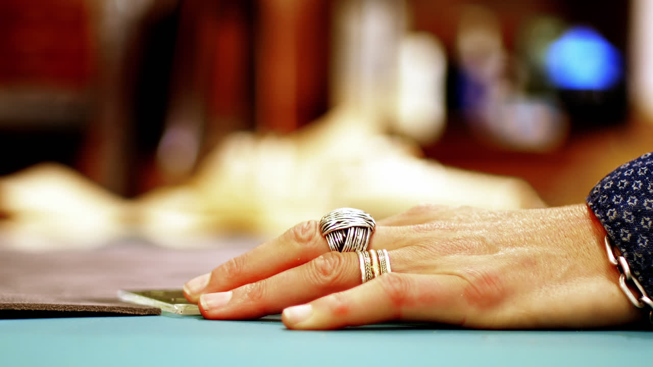 ремесленница, разрезающая кожу