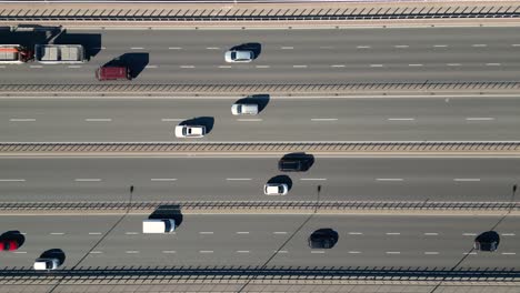 Vuelo-De-Drones-Aéreos-Vista-De-Arriba-Hacia-Abajo-De-La-Autopista-Ciudad-Ocupada-Hora-Pico-Atasco-De-Tráfico-Pesado-Autopista