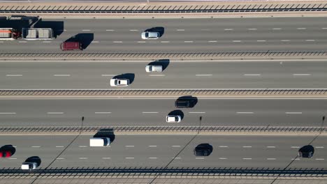 vuelo de drones aéreos vista de arriba hacia abajo de la autopista ciudad ocupada hora pico atasco de tráfico pesado autopista