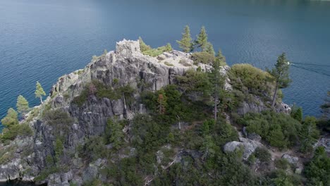 Una-Toma-De-4.000-Drones-De-La-Isla-Fannette,-Situada-En-Medio-De-La-Bahía-Esmeralda,-Un-Hito-Natural-Nacional-En-El-Lago-Tahoe,-California