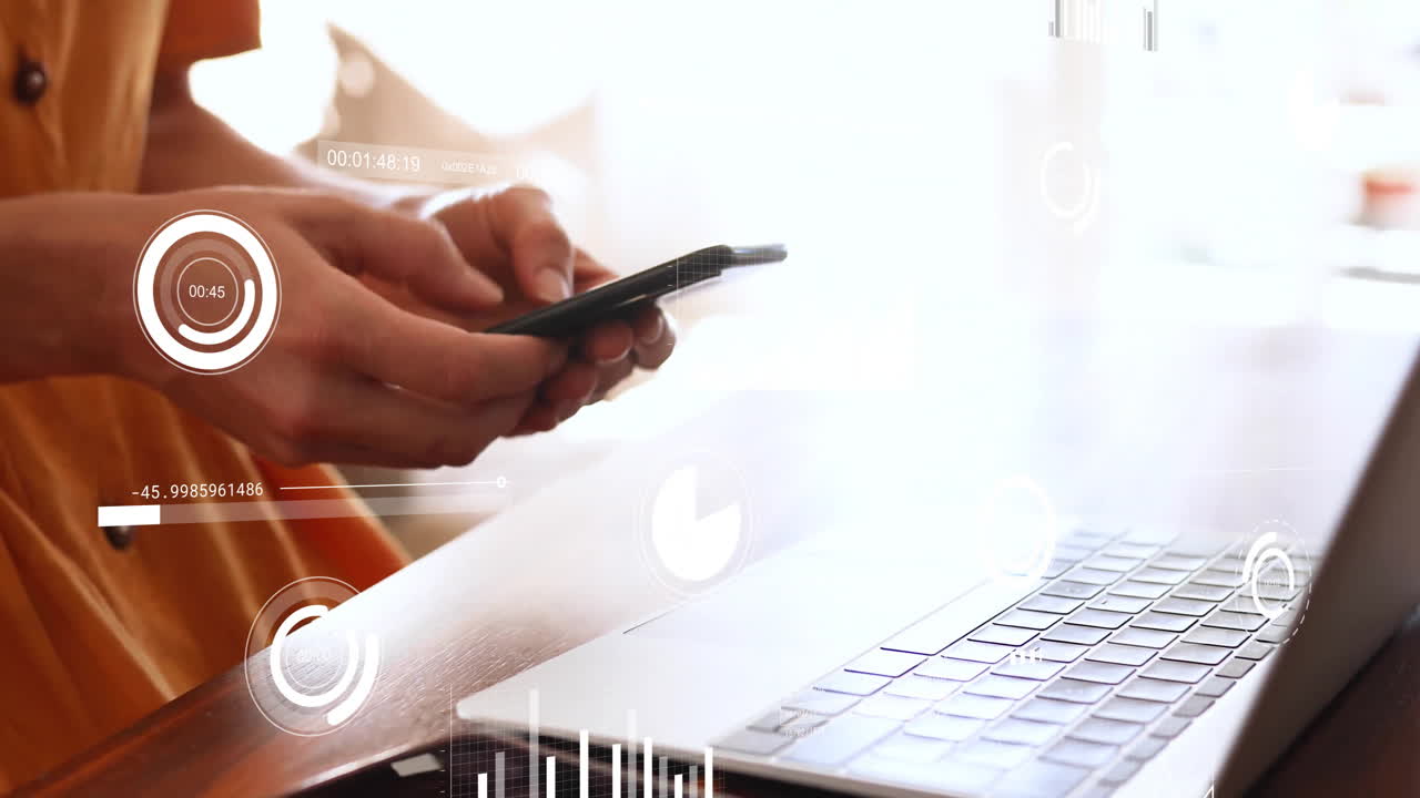 스마트 폰을 사용하는 백인 여성에 대한 금융 데이터 처리 애니메이션