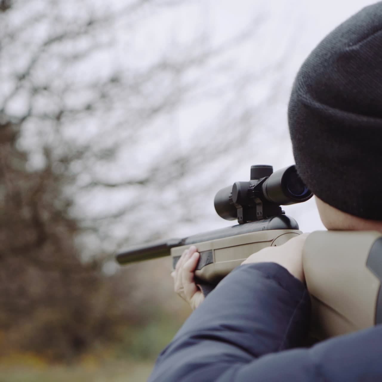cazador con arma en el bosque