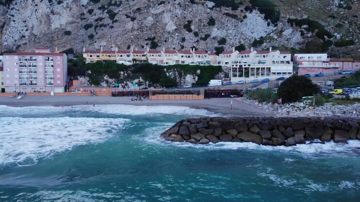 Onde che si infrangono sui frangiflutti a Catalan Bay, Gibilterra