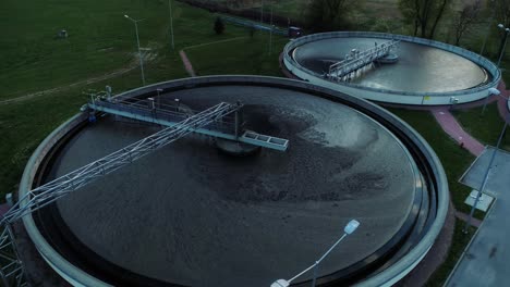 vista aérea de la planta de tratamiento de aguas residuales, cierre de la cámara hasta el contenedor de aguas residuales