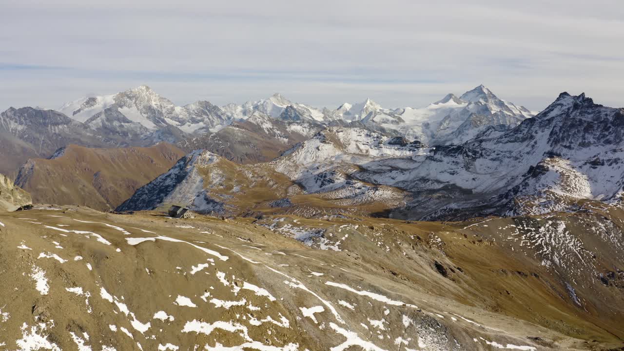 volando bajo siguiendo un terreno empinado junto al refugio de montaña "cabane des becs de bosson