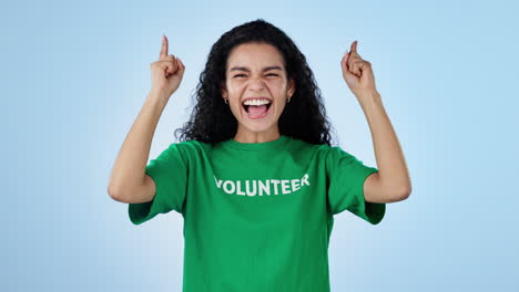 Voluntario,-Apuntando-Hacia-Arriba-Y-Rostro-De-Mujer-En-Azul