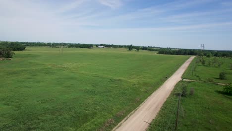 Luftfahrt-über-Ländliche-Landschaft-Wiesen,-Bäume,-Unbefestigte-Straße-Und-Wassertank-Kansas,-Missouri