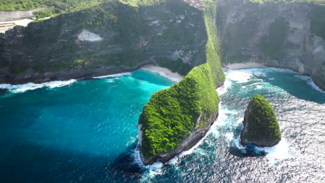 impresionante vista de la playa de kelingking, la playa de embon y la reserva natural de batu raharja en la isla de nusa penida, bali, indonesia