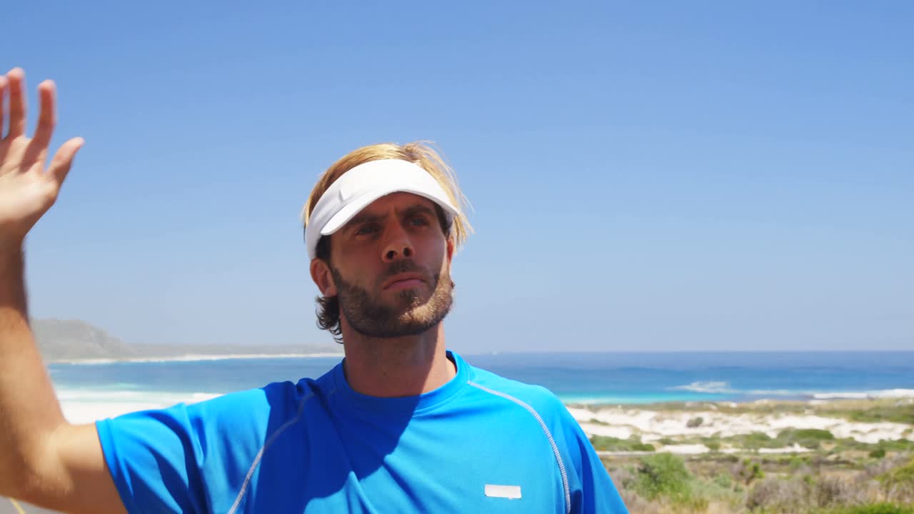 hombre triatleta haciendo ejercicio en un día soleado