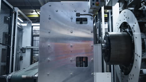 máquina de producción automatizada de neumáticos de automóviles que trabaja en la fabricación tecnológica