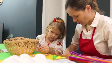 madre e hija haciendo artesanías de pascua juntos