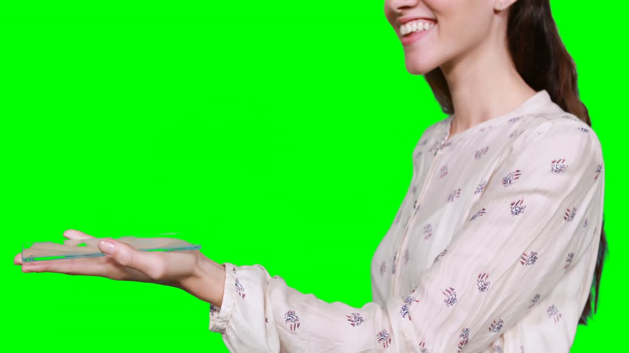 디지털 태블릿을 들고 있는 척 하는 여자