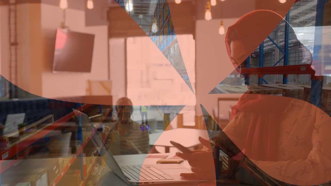 창고 위에 노트북을 사용하는 두 인종의 사업가 여성의 애니메이션