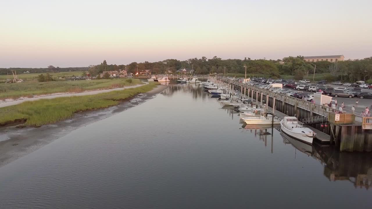 케이프 코드 매사추세츠의 록 하버에서 보트의 드론 보기