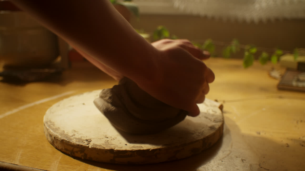 manos moldeando arcilla en una rueda de cerámica