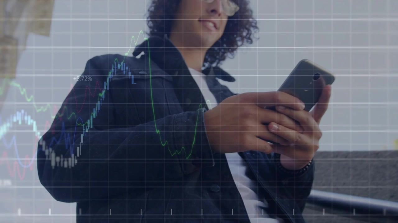 Homem adulto nos degraus usando o celular, acompanhando dados de mercado e fazendo gráficos financeiros atingirem o pico