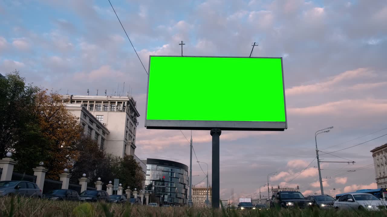 una cartelera en blanco de pantalla verde en una calle ocupada