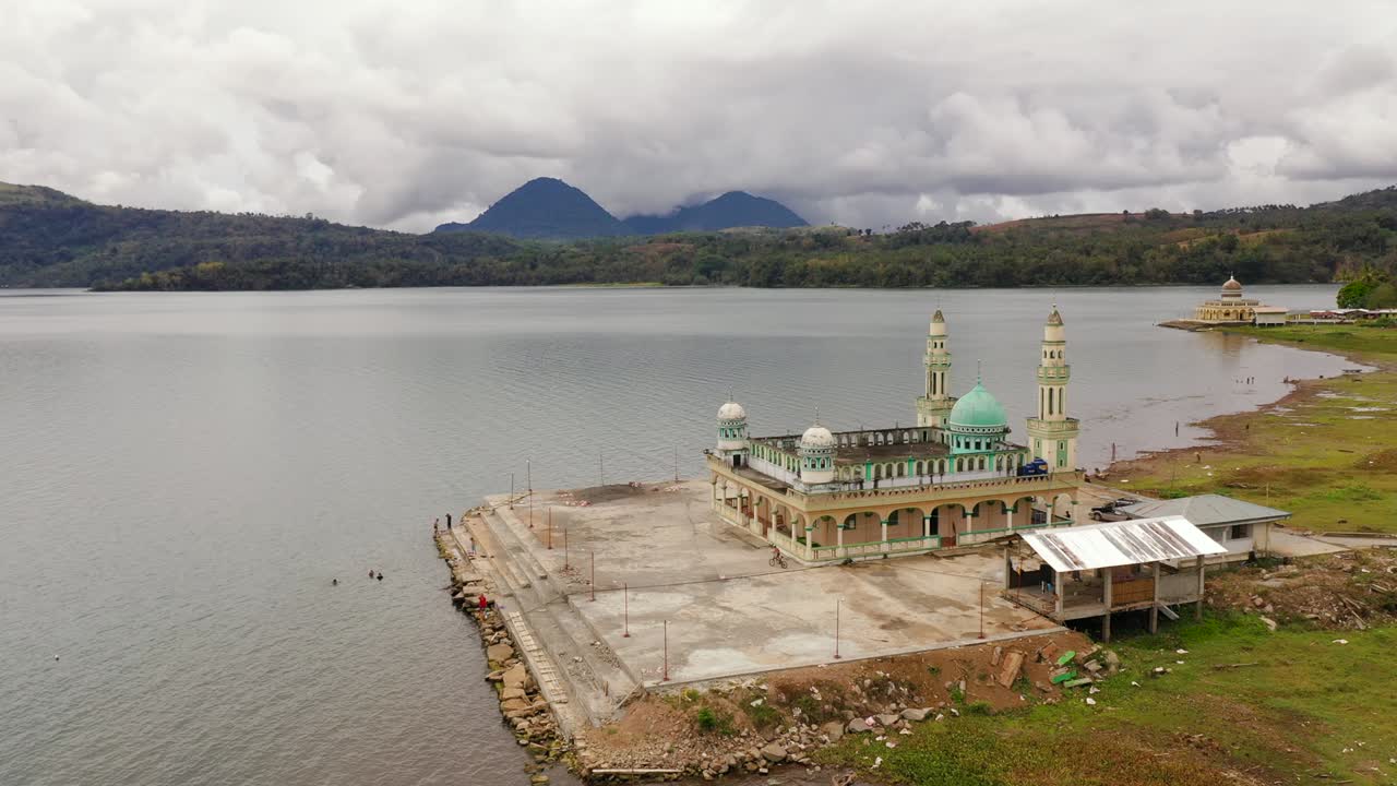 mezquita en la orilla del lago lanao. lanao del sur, filipinas
