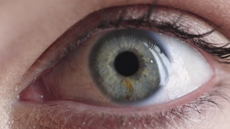 cerrarse mujer ojos azules apertura sorprendida expresión asombrada hermosa iris detalle belleza óptica femenina