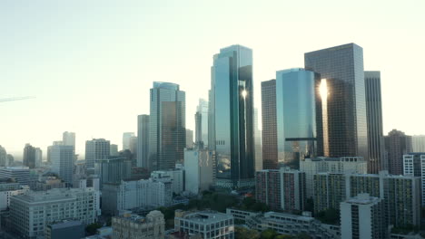 Luftbild:-Flug-In-Richtung-Innenstadt-Von-Los-Angeles,-Skyline-Von-Kalifornien-Mit-Blick-Auf-Häuser-Und-Straßenverkehr-Bei-Schönem-Blauem-Himmel-Und-Sonnigem-Tag