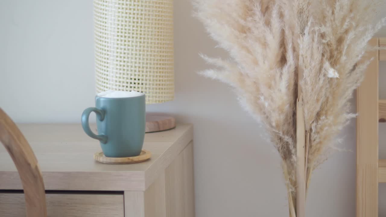 Nature morte avec tasse, lampe et herbe de la pampa