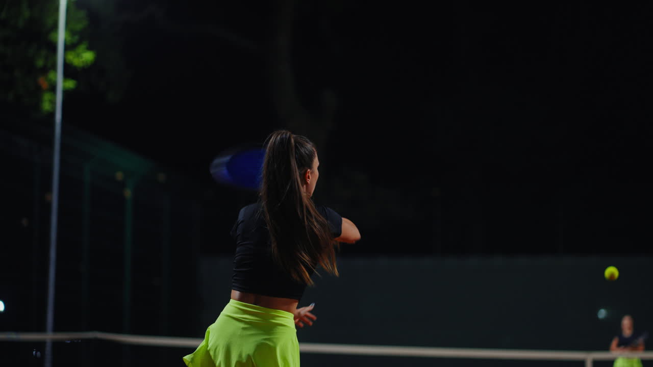 밤에 테니스를 하는 여자