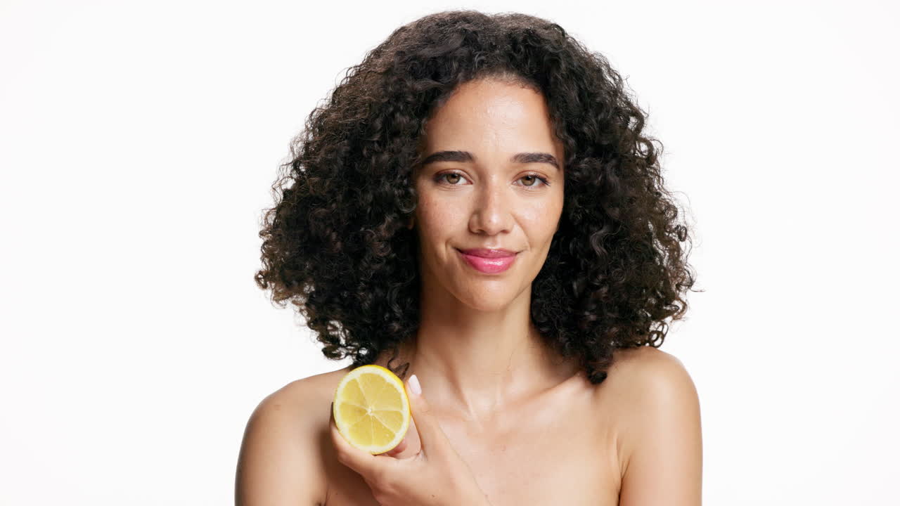 Donna con limone